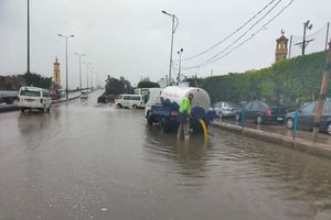 رفع تراكمات مياه الأمطار من شوارع الإسكندرية
