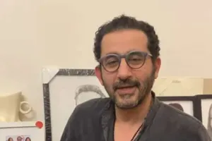 أحمد حلمي يتبرع بساعة ظهر بها في فيلم عسل أسود لدعم الأكثر احتياجا