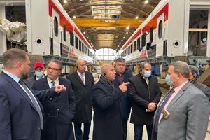 وزير النقل يتفقد خطوط إنتاج مصنع توريد عربات القطارات في المجر