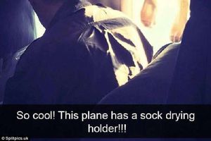 شخص وضع جواربه علي نافذة الطائرة لتجفيفها