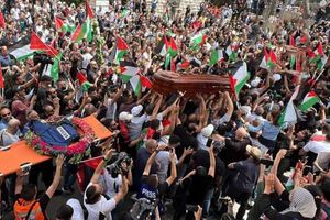 خروج جثمان شيرين ابو عاقلة من المستشفى الفرنسى بالقدس وسط اشتباكات مع قوات الاحتلال الاسرائيلى