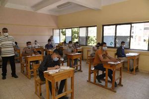 طلاب الدبلومات الفنية أثناء أداء أحد الامتحانات