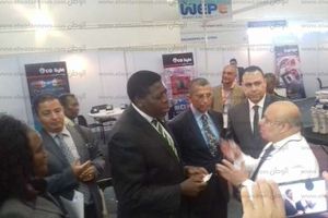 السفير المصري ووزير الري الكيني خلال افتتاح المعرض