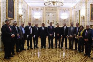 رئيس الوزراء أثناء حواره مع عدد من رؤساء تحرير الصحف والكتاب
