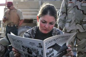 مجندة أمريكية تقرأ الصحيفة