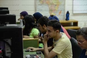 طلاب الجامعات أثناء مرحلة التسجيل للرغبات بمعامل التنسيق