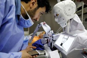 استخدام الروبوت في القطاع الطبي