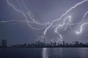 لحظة ظهور البرق في سماء الإمارات