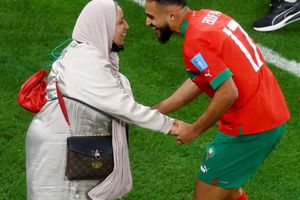 احتفال اللاعب المغربي سفيان بوفال مع والدته