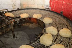 عمليات إنتاج رغيف الخبز في إحدى المحافظات - صورة أرشيفية