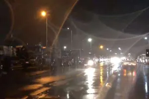 سحب كثيفة وأمطار غزيرة تضرب مدينة العريش في محافظة شمال سيناء