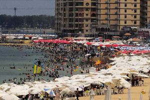 شواطئ الإسكندرية تتكدس برحلات اليوم الواحد "كاملة العدد"