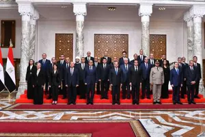 الرئيس السيسي في صورة تذكارية مع التشكيل الوزاري الجديد