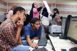 طلاب يملأون استمارات تنسيق الجامعات فى جامعة القاهرة