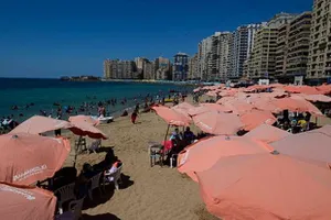 ازدحام الشواطئ في اجازة الاسبوع هربا من حرارة الجو في الاسكندرية- تصوير احمد ناجي دراز