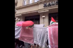 طلاب أقدم جامعة في برلين يرفعون الشال الفلسطيني في وجه الشرطة الألمانية
