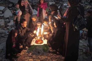 حقيقة احتفال اسرة فلسطينية بعيد ميلاد نجلها