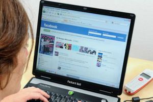 التواصل مع الأصدقاء وزملاء العمل على «فيس بوك» يعمل على تقوية العلاقات الاجتماعية
