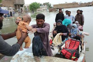 باكستانيون يحاولون الفرار من أماكن السيول