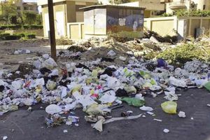 أكوام القمامة فى محيط سكن رئيس الحى