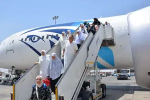 حجاج مصريين خلال عودتهم من الحج  عبر رحلات مصر للطيران