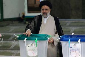 رئيس إيران الجديد إبراهيم رئيسي يدلي بصوته في الانتخابات