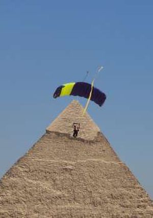 فريق القفز الحر بـ «المظلات» يختتم العرض الجوي بالأهرامات