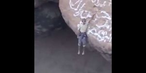 مشهد يحبس الأنفاس.. شاب عربي يلامس قاع فوهة بركان بقدمه «فيديو»
