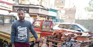 «محمد» من الهندسة لبيع الأواني الفخارية في العتبة: نفسي أشتغل بمجالي