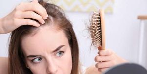 احذر 3 أخطاء تعرض شعرك للتساقط عند غسله.. تجنبها فورًا