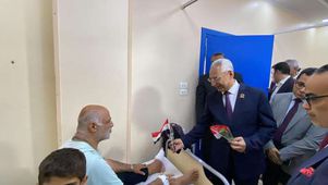 د. عصام فرحات رئيس جامعة المنيا يتفقد عنابر إقامة المرضى