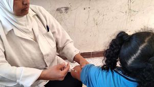 تطعيم الطلاب ضد الالتهاب السحائي بمدارس المنيا