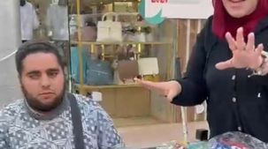 «مصطفى» يتحدى الإعاقة البصرية ببيع الألعاب على الرصيف