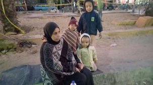 معاناة أم بلا مأوى تفترش الأرصفة بأطفالها: نفسي في أوضة تستر بناتي