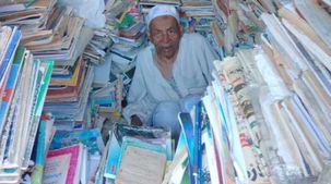 «حمد الله» يجمع 15 ألف كتاب في 82 سنة.. «بيحافظ عليها كأنها دهب»