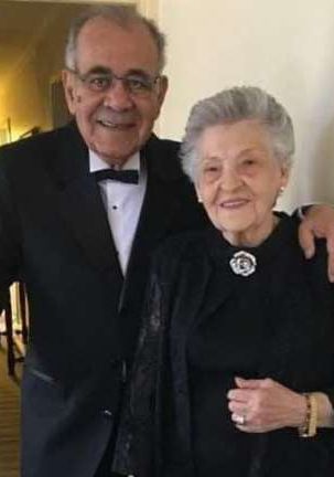 الإعلامي الراحل فاروق ياسين مع زوجته