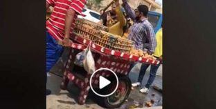 صورة من الفيديو المتداول عن تجاوز الموظفة ضد بائع