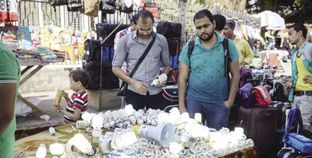 لمبات من النفايات قنابل فوق رؤوس المصريين