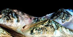 بالصور| "ناسا" تقدم دلائل على اكتشاف مياه على سطح المريخ