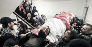 فلسطينيون أثناء تشييع جثمان أحد شهداء القصف الإسرائيلى على غزة «أ.ف.ب»