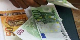 سعر اليورو يتراجع أمام الدولار إلى أعلى مستوى منذ 5 سنوات