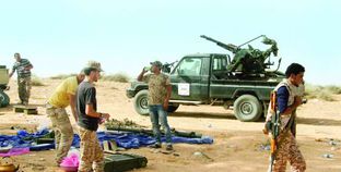 مقاتلون من فجر ليبيا خلال تجهيز الأسلحة «أ. ف. ب»