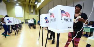 أمريكيون يدلون بأصواتهم فى الانتخابات التشريعية الأمريكية أمس «أ.ف.ب»