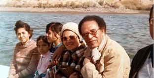 صورة تذكارية تجمع مصطفى محمود وزوجته