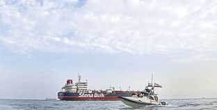 زوارق الحرس الثورى الإيرانى تجرى دوريات فى محيط ناقلة النفط البريطانية المحتجزة