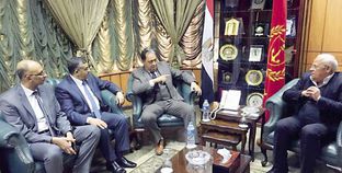 محافظ بورسعيد خلال استقبال وزير الصحة ورئيس التأمين الصحى