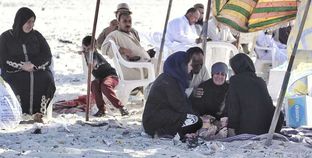 والدة الغريق "شادي" انهيار ودموع على شاطئ النخيل في انتظار الجثمان لليوم السادس
