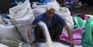 تنقية الأرز من الشوائب فى سوق الغلال بالساحل