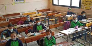 الطلاب يرتدون الكمامات الطبية داخل الفصول الدراسية مع عودة الدراسة بالمدارس