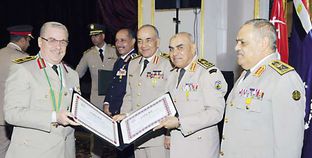 وزير الدفاع يسلم شهادة تقدير لأحد القادة العسكريين المحالين للتقاعد